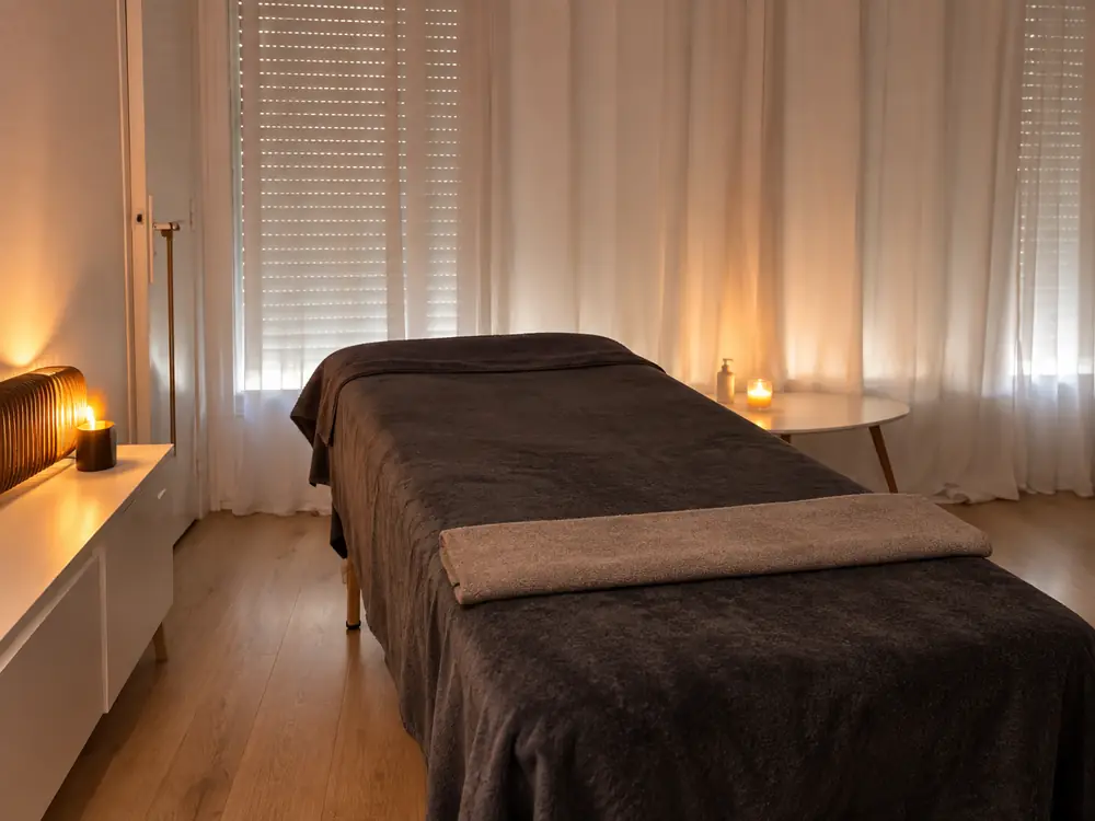Le lieu préparé pour une séance de massage tantrique SAMASS